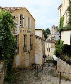 Biking on the roads of Saint Emilion vineyard