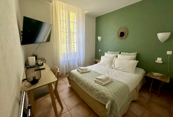 Hotel du Parc in Draguignan - Bedroom